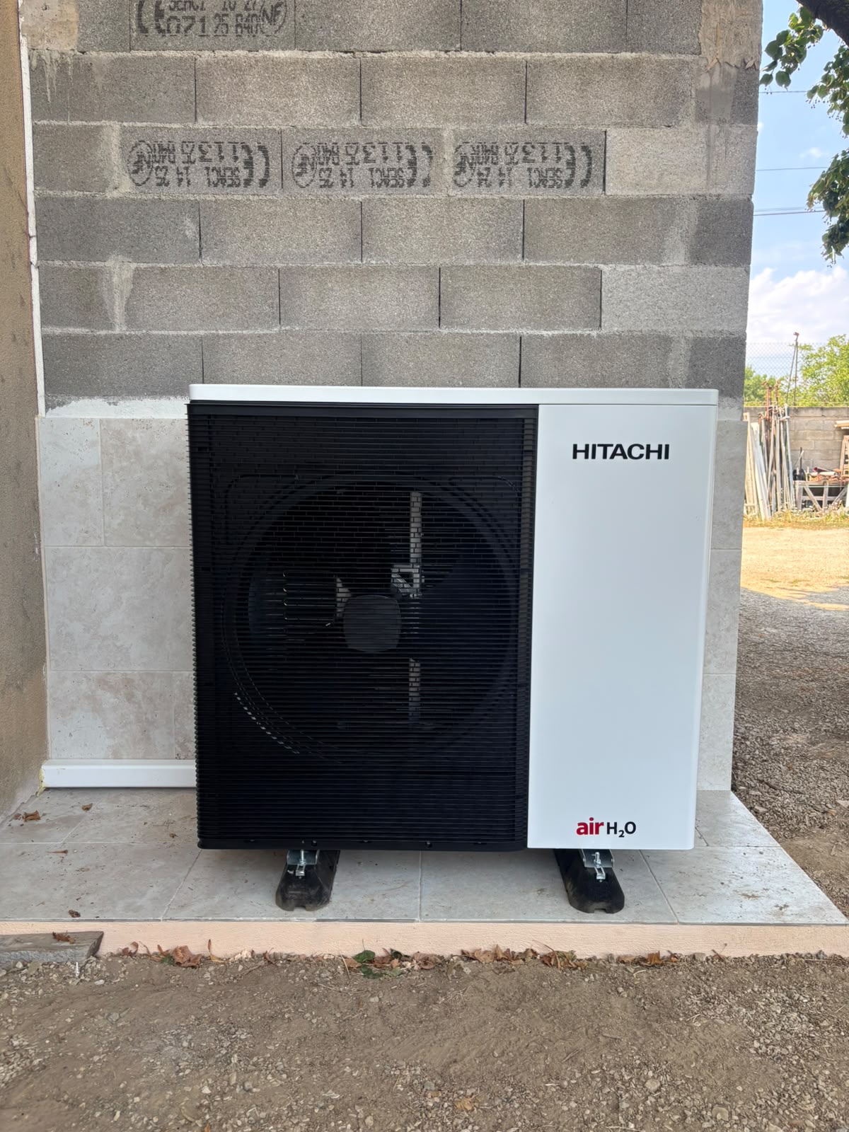 Vue sur la pompe à chaleur Hitachi Air H2O installée par Eco'Habitat