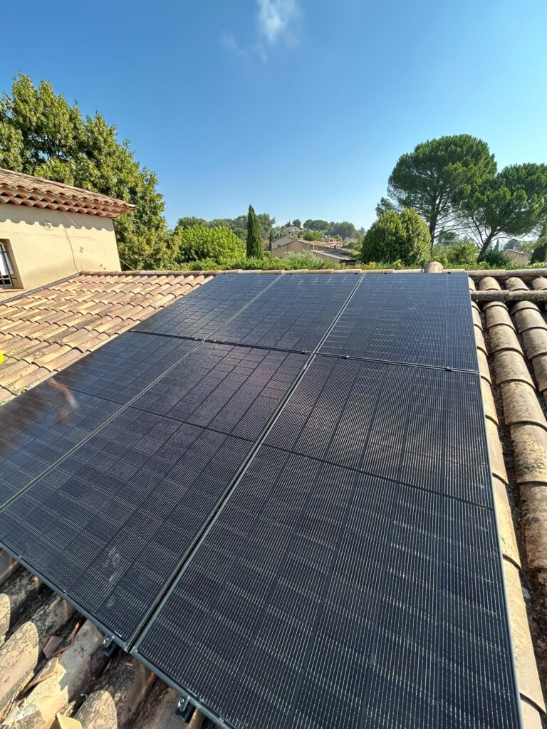 Pose de 12 panneaux photovoltaïques Bourgeois Global 500W sur toiture en tuiles à La Tour d'Aigues