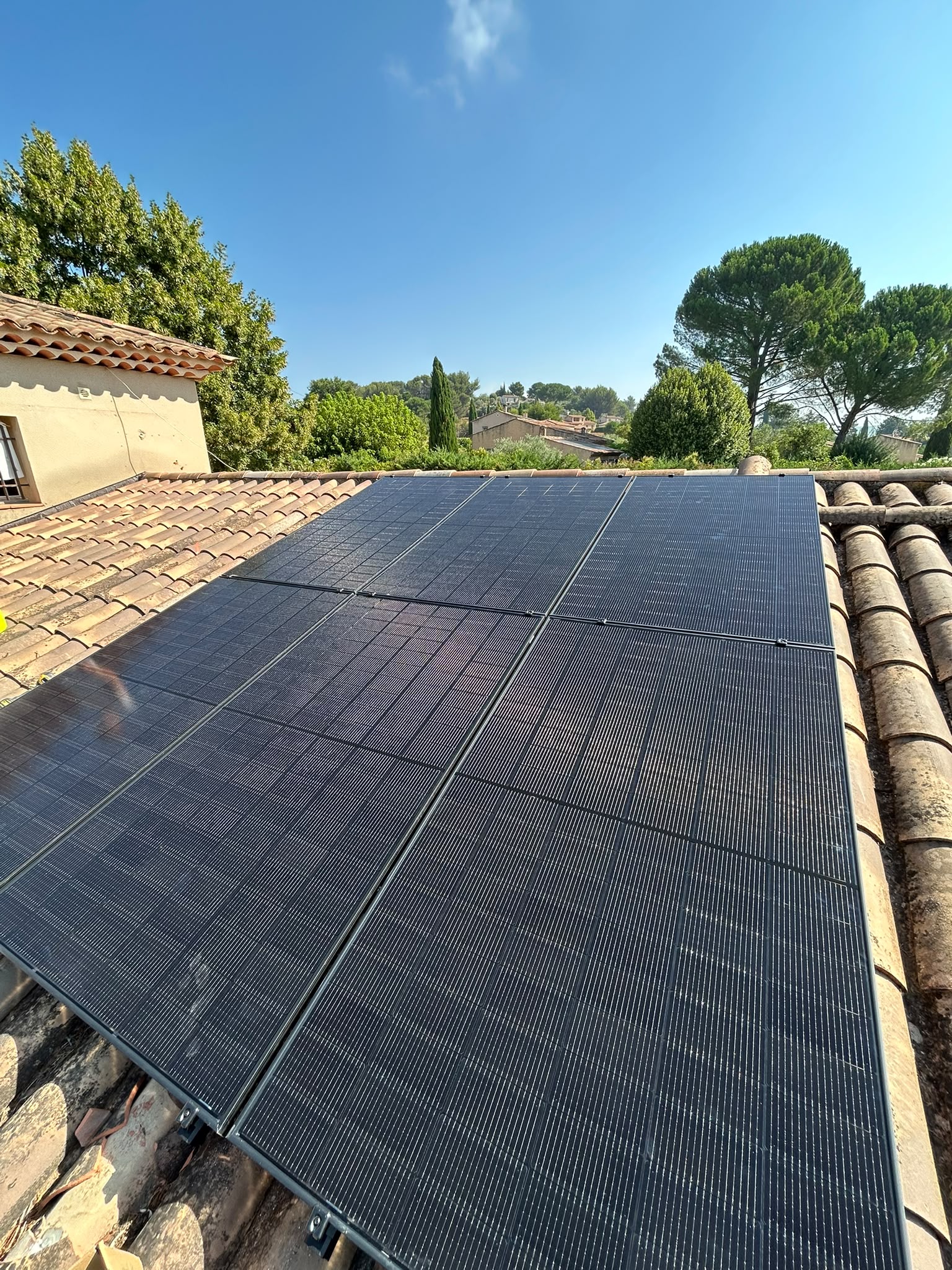 Pose de 12 panneaux photovoltaïques Bourgeois Global 500W sur toiture en tuiles à La Tour d'Aigues