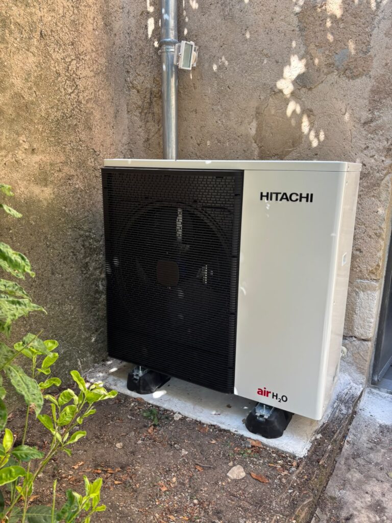 Groupe extérieur pompe à chaleur Hitachi Air H2O 10kW installé à La Rochegiron par Eco'Habitat